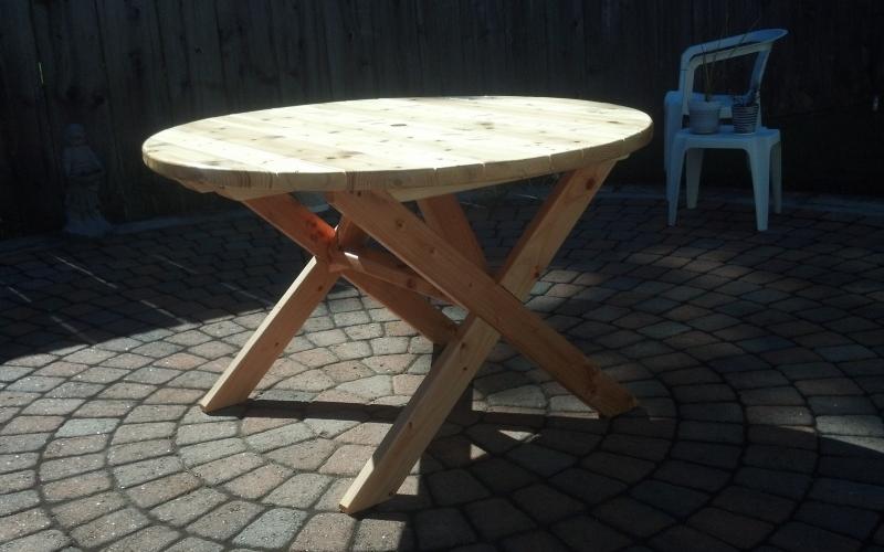 Round picnic table