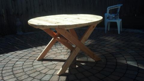 Round picnic table